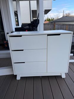 White Modern Dresser with Drawers and Cabinet