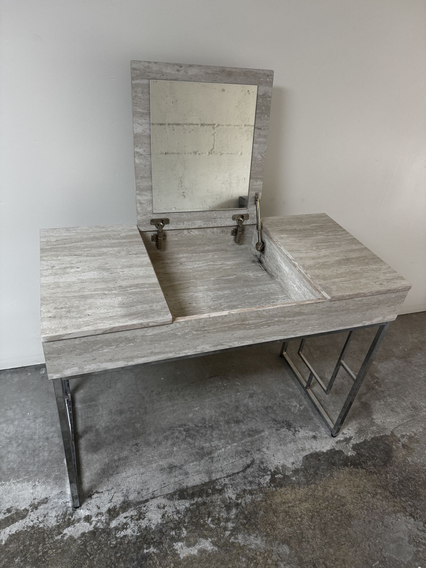 Vanity Desk With Built-in mirror And Power