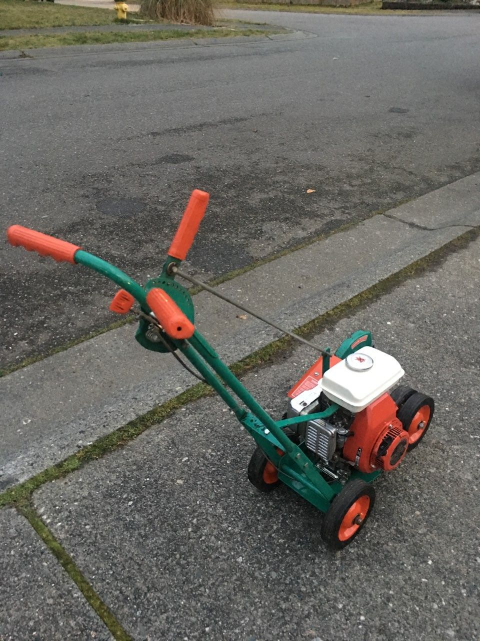 Power trim Lawn Pro Edger ,Honda Engine 2.2 HP With new blade, good