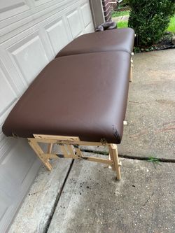 EARTHLITE ALUMNUS FOLDING ADJUSTABLE MASSAGE TABLE (NEED A NEW PILLOW (COMES IN CARRYING BAG)