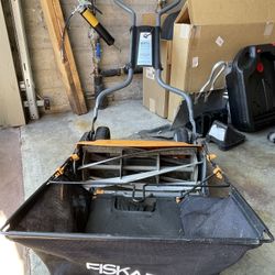 Fiskars Stay sharp 18 Inch Lawn Mower With Grass Catcher