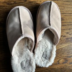 Girls YOUTH Size 5 - Pink UGGS Slippers In Almost New Condition $45