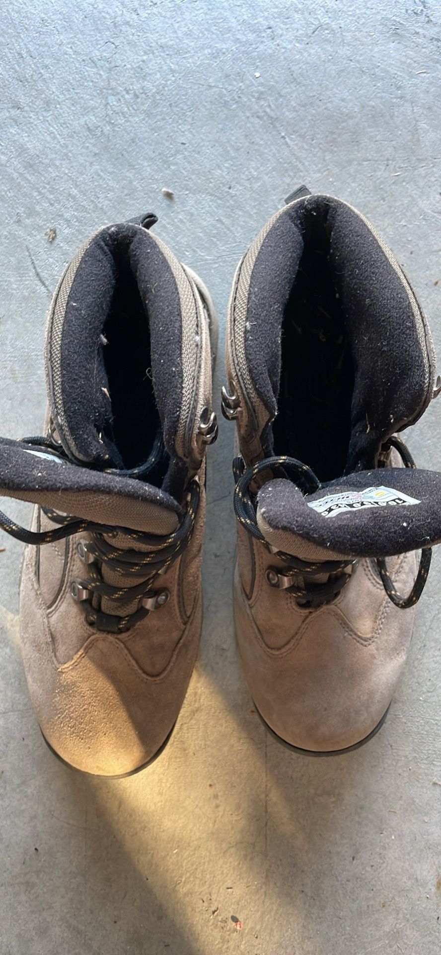 Men’s Size 10 Hi-Tec Hiking Boots. Like New.