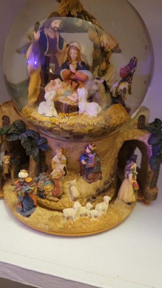 Snow globe Music Box