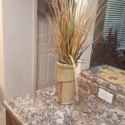 BEAUTIFUL  VASE WITH FLOWER FOR DECOR.