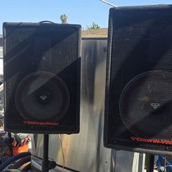 vendo consola yamaha con sus bocinas y sus pedestales por $125