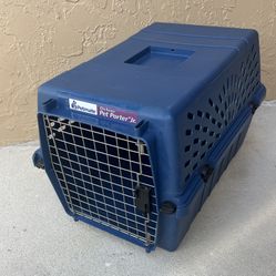 Petmate Deluxe Pet Porter Jr. pet carrier.  Plastic 
