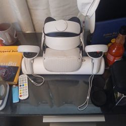 Oculus Quest 2 With Charge Bar And Case