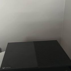 XBOX ONE (includes Games, 2 Controllers, Turtle Beach Headset)