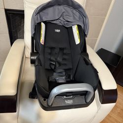 GOOD Deal!Car seat & base. EXPIRATION March 2029 !