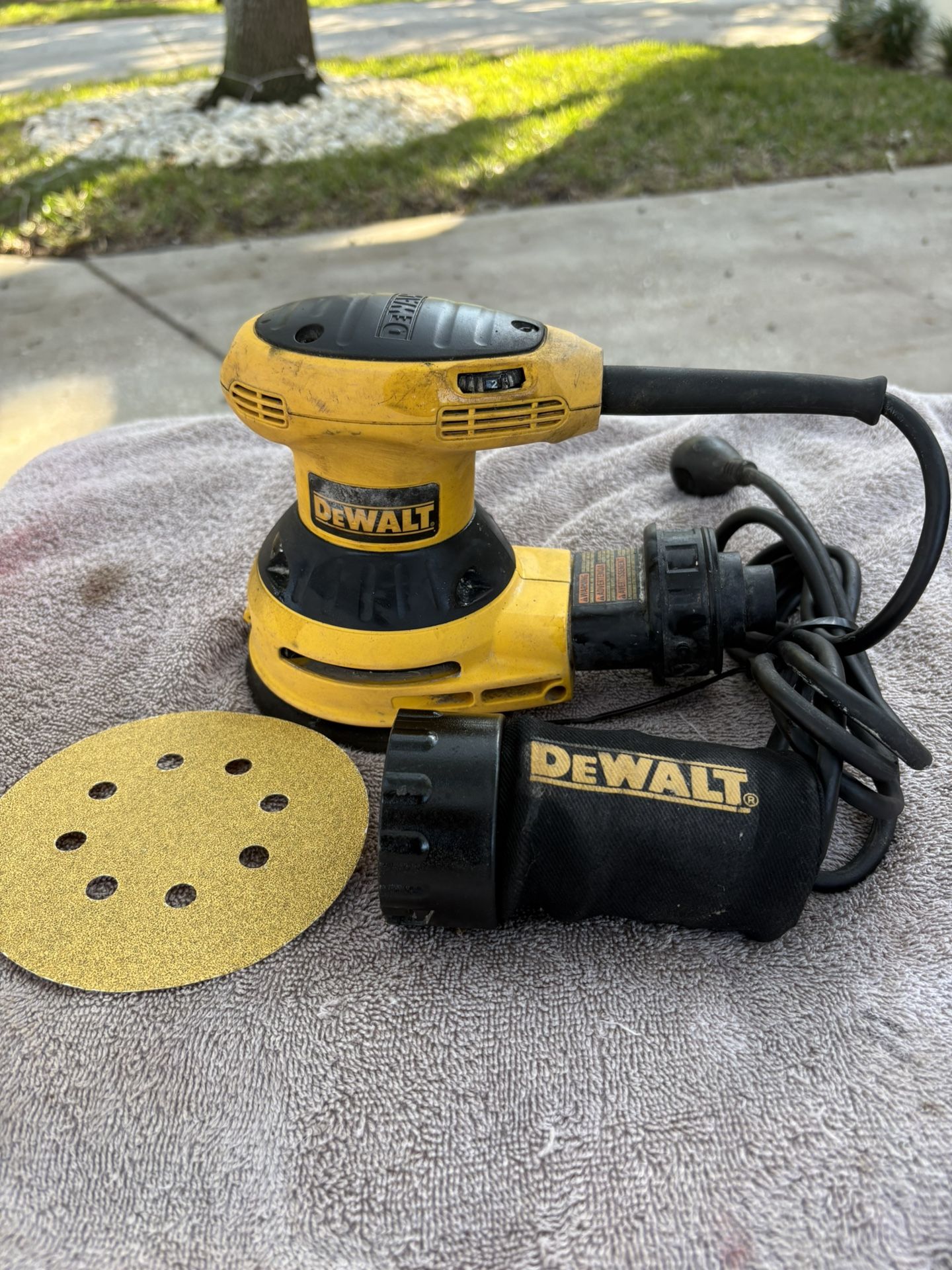 DEWALT 5 in. Variable Speed Random Orbital Sander -D264543 -Clean-2.3 Amp, Spd Adjust Dial, Dust Bag, 8’ Cord