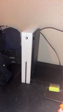 Xbox 1s with controller