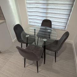 Round Dinning Set With 4 Chairs In Great Condition 