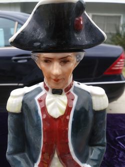 Estatuilla y botella