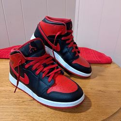 Nike Air Jordan 1 Red & Black Sneakers Youth Sz.7 Women's 8.5 
Excellent condition. 