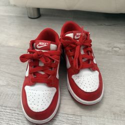 red nike kid dunks