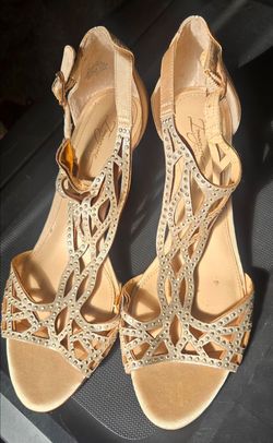 Vince Camuto shimmer gold wedge shoe 9 1 /2