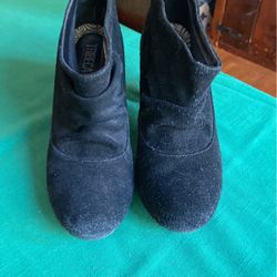 Kenneth Cole designer Tribeca size 8 black suede leather pair of ladies shoes