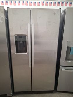 GE Side By Side Refrigerator With Water And Ice Dispenser 