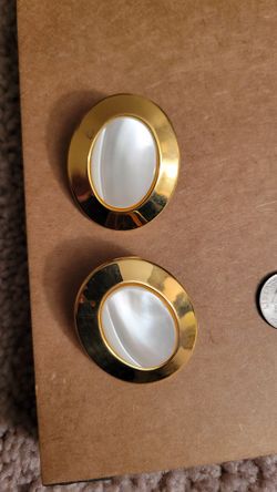 Vintage Round Metallic Stud Earrings in Gold and White
