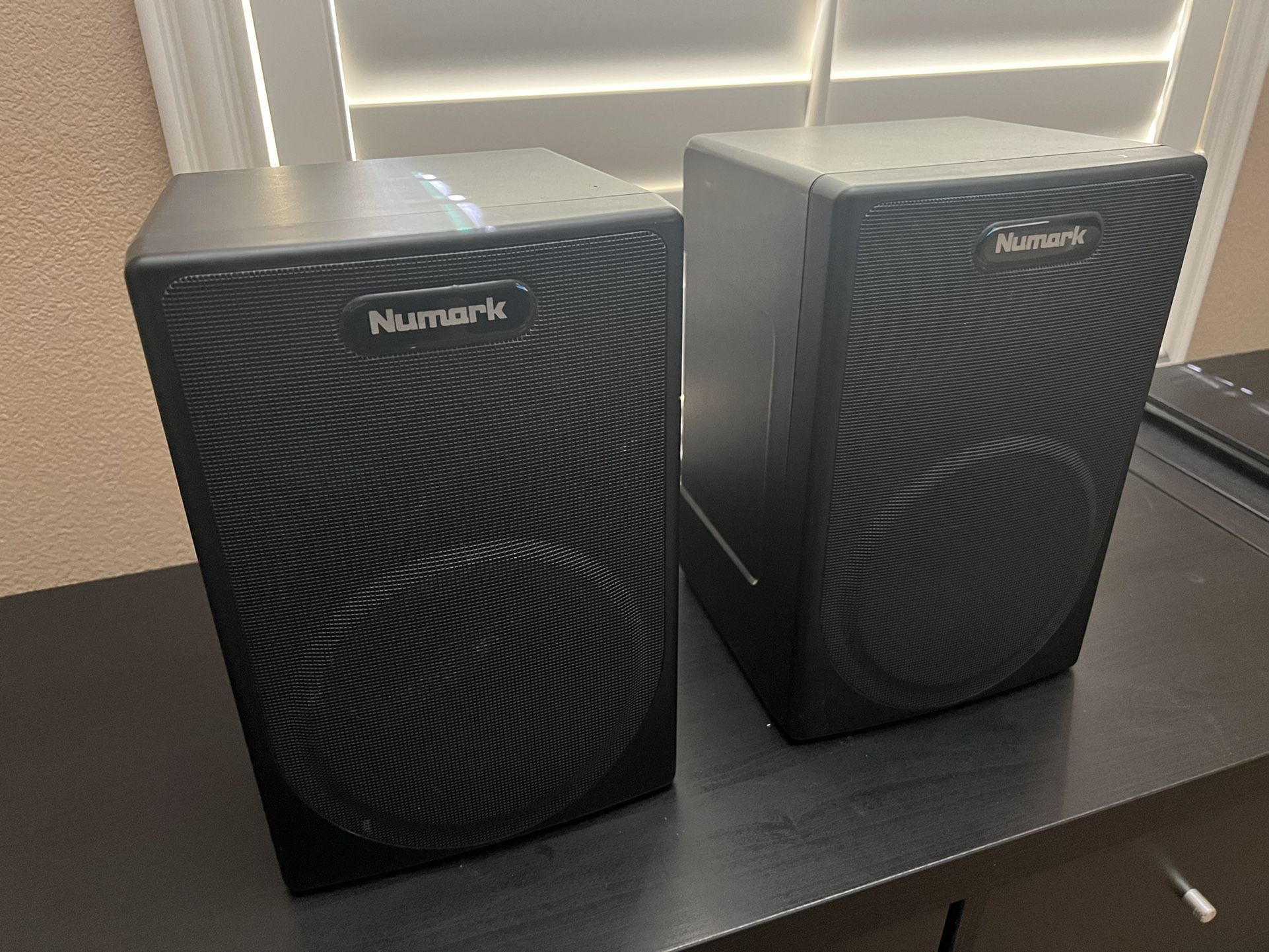 Numark NPM5 Powered Studio Speakers