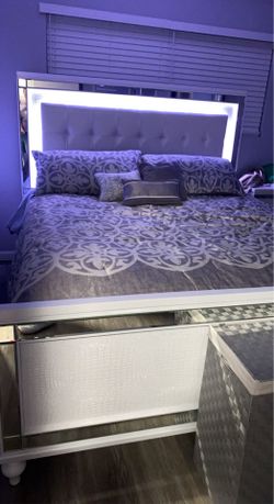 Modern White  california king Bed with LED Light Headboard, Upholstered Platform Bed Frame with Tufted Details and Mirror