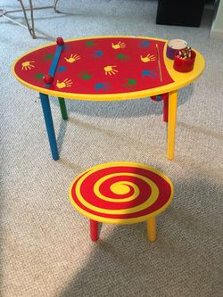 Kid art desk and stool with cups and paper holder