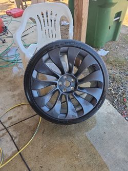 Tire And Rin Tesla