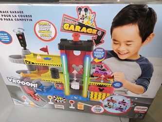 Mickeys garage playset New!