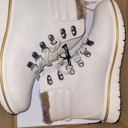 NEW St. John's Bay Women's SJB Hayward White Boots Size 6 Medium | Memory Foam