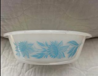 VINTAGE GLASBAKE 2QT CASSEROLE DISH