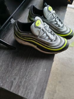 Females 7.5 Air max retail 160+ tax yours $40!