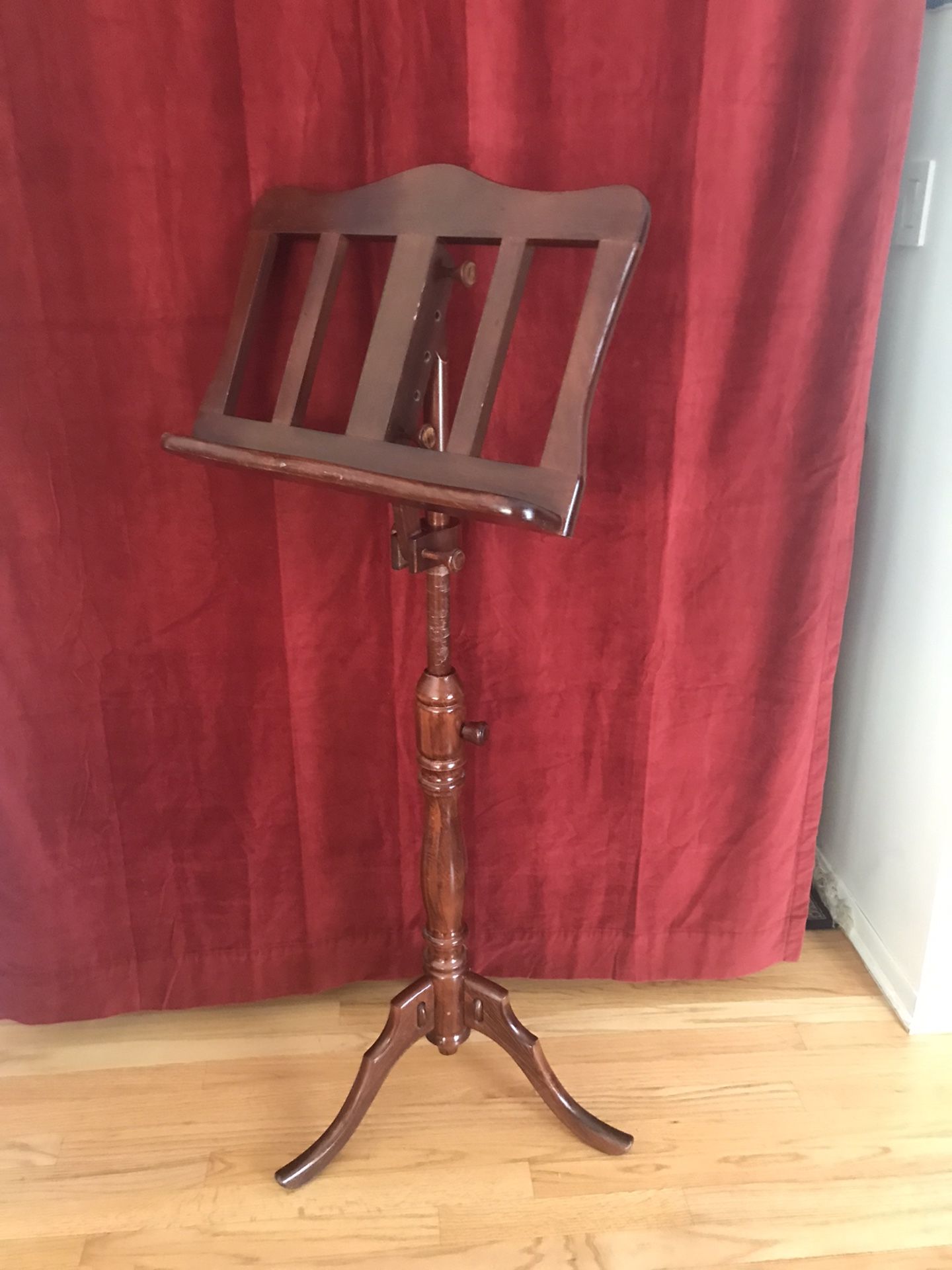 Wooden Baroque Style Music Stand - Mahogany