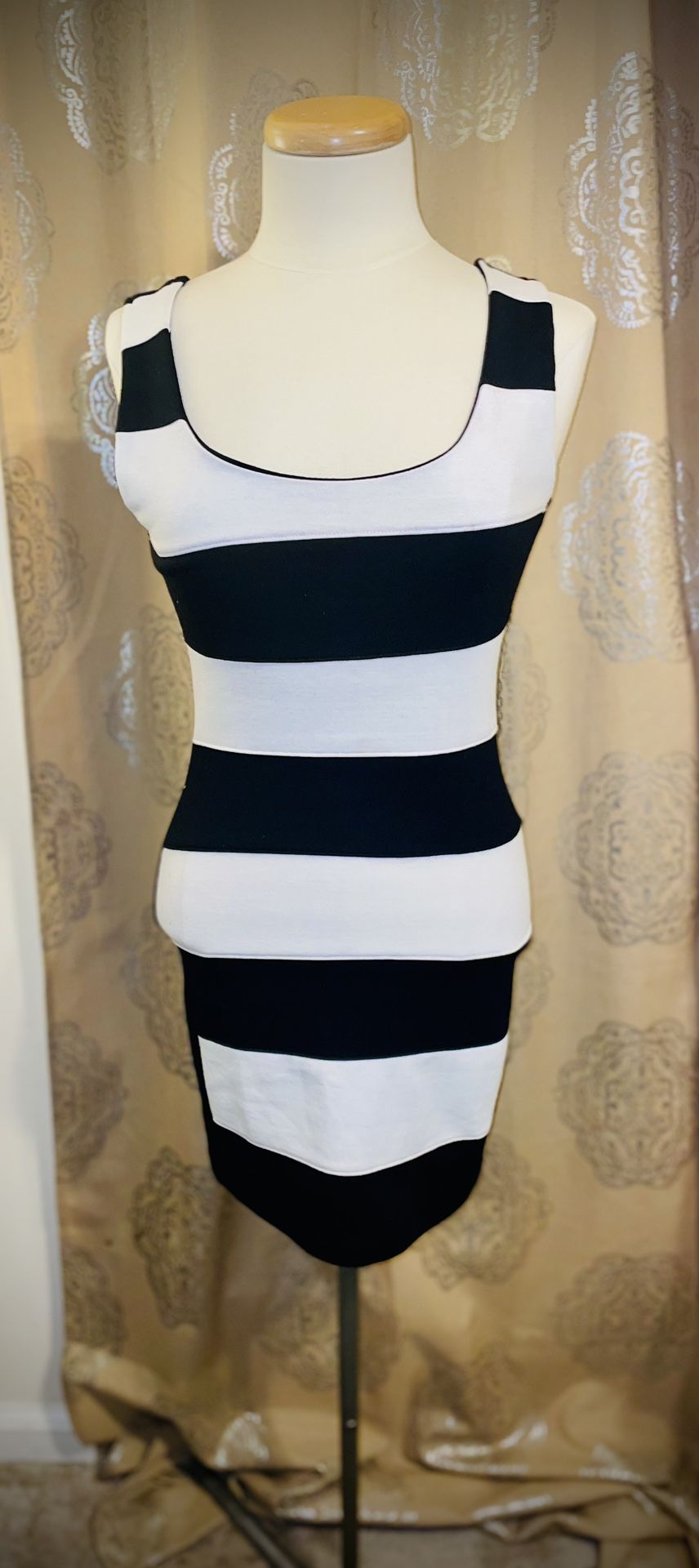 Forever 21 Black & White Mini Dress Size Small 