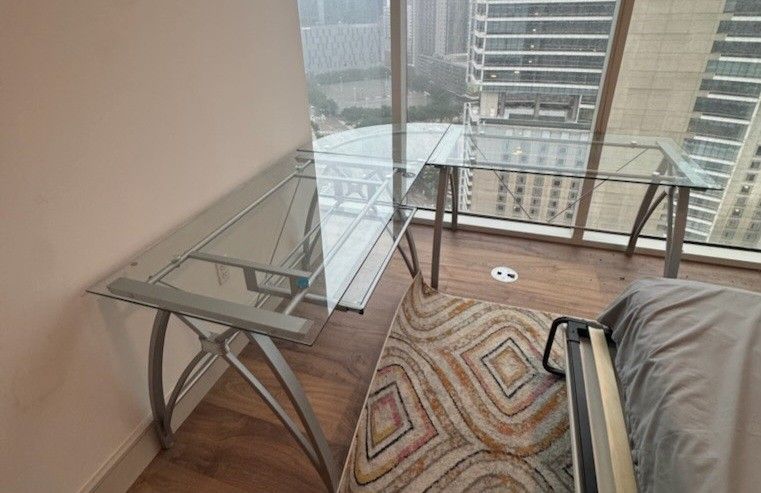 Desk  / Escritorio De Vidrio Con Silla 