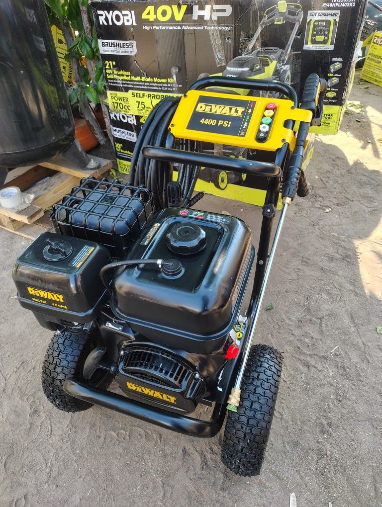 DEWALT
4400 PSI 4.0 GPM Cold Water Gas Pressure Washer
