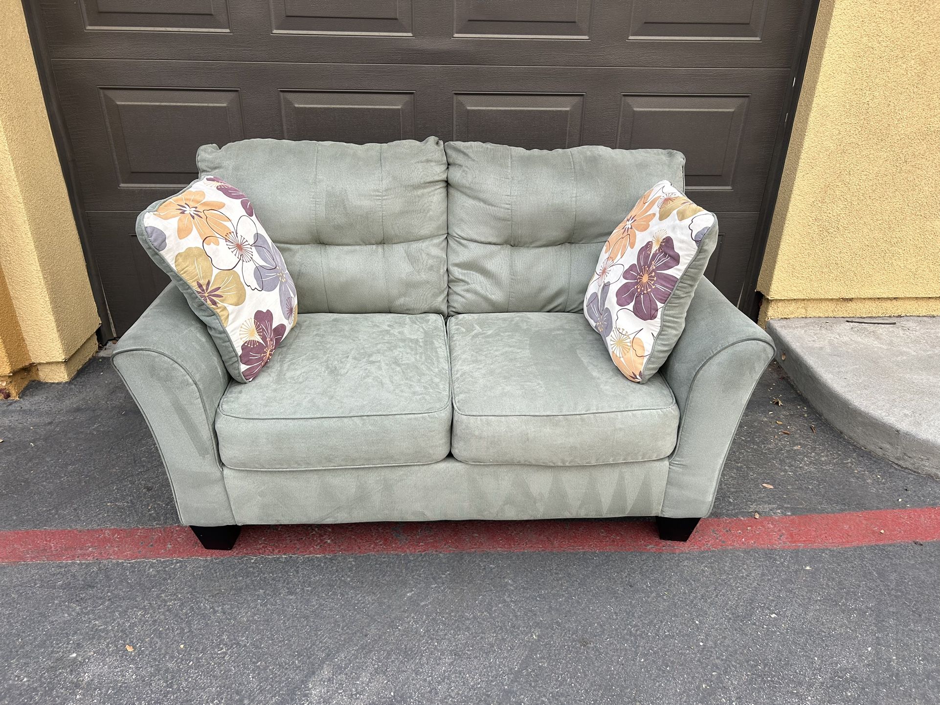 Loveseats 
