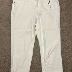 Super cute reversible vest in size XL. One side is a sleek black finish, the other side features a bold leopard faux fur lining for a statement look. 