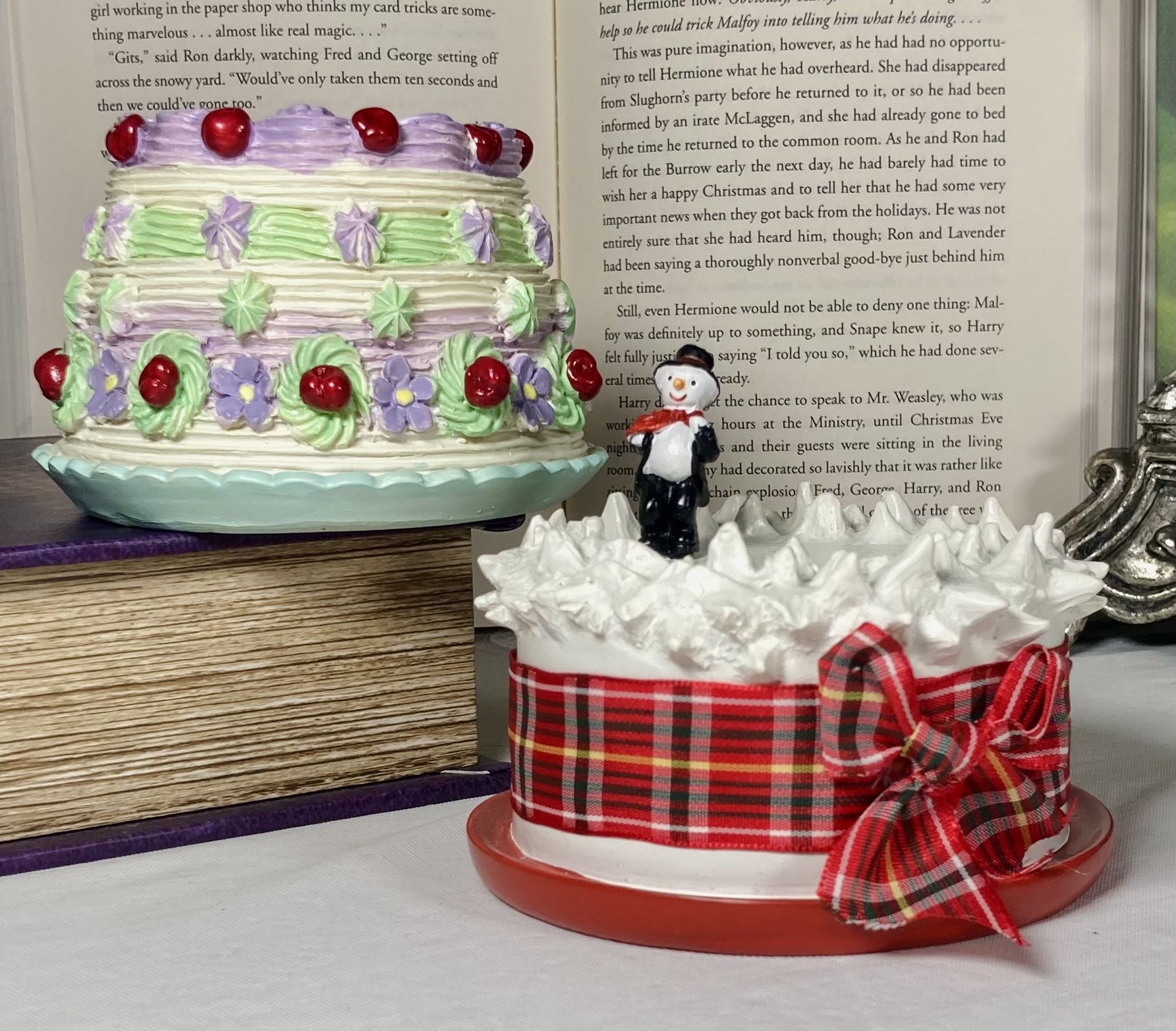 Wizarding Trunk Harry Potter Christmas Cake & Petunia's Pudding Cake 2 Cakes New