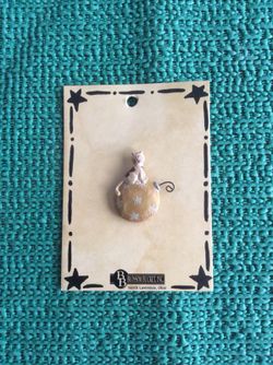 Cat on Xmas ornament pin