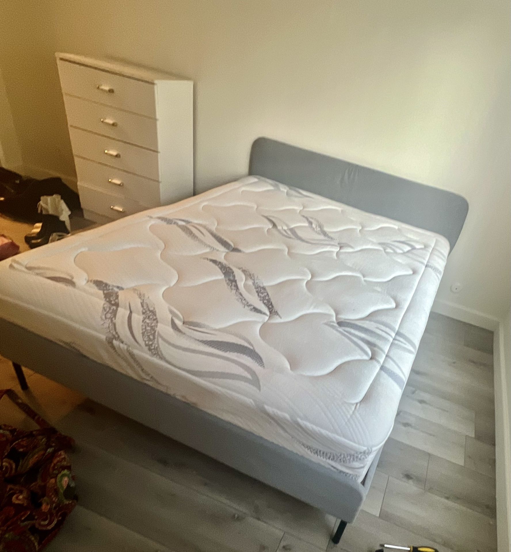 🛏️ Queen Bed Frame