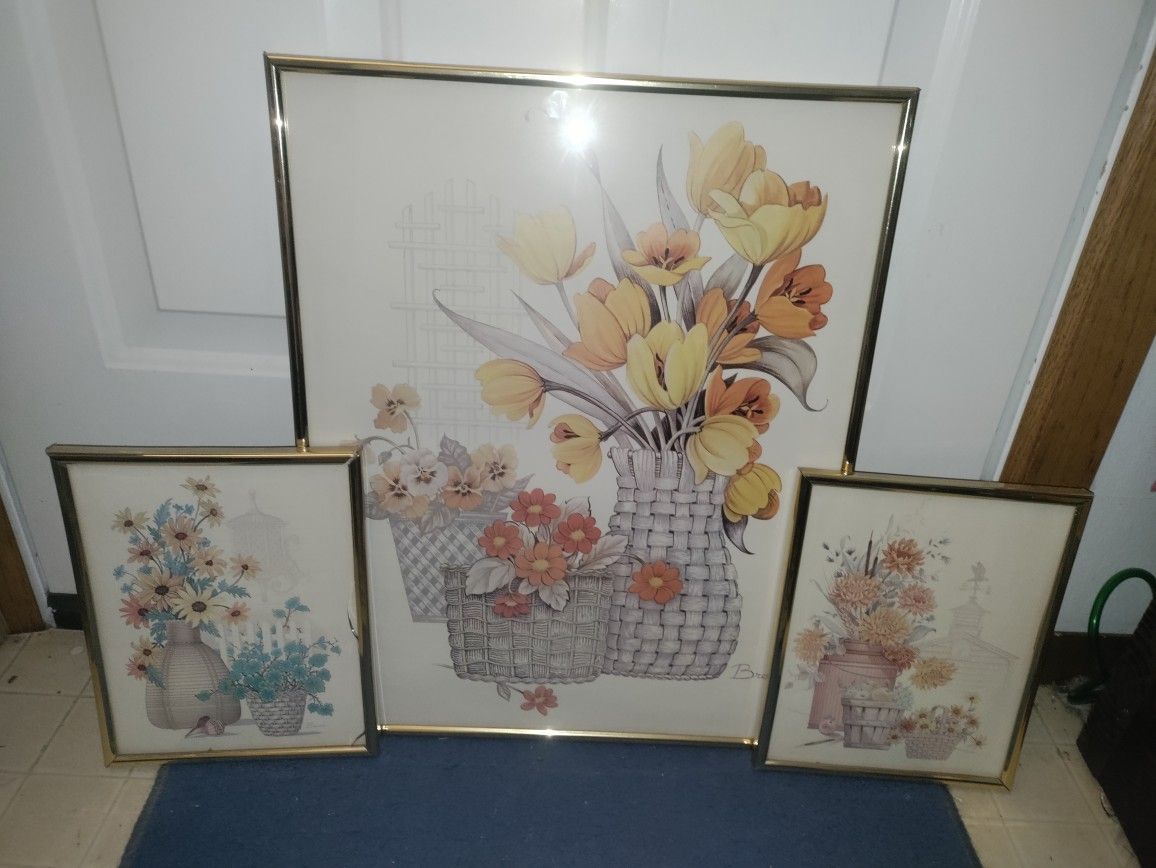 (3) Wall pictures! Excellent Shape!