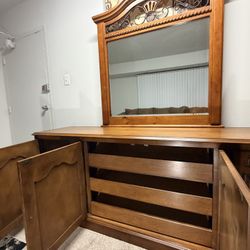 Ornate carved wood , with matching mirror🙂 (Aparador de madera tallada y ornamentada )