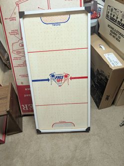 Air hockey, on legs