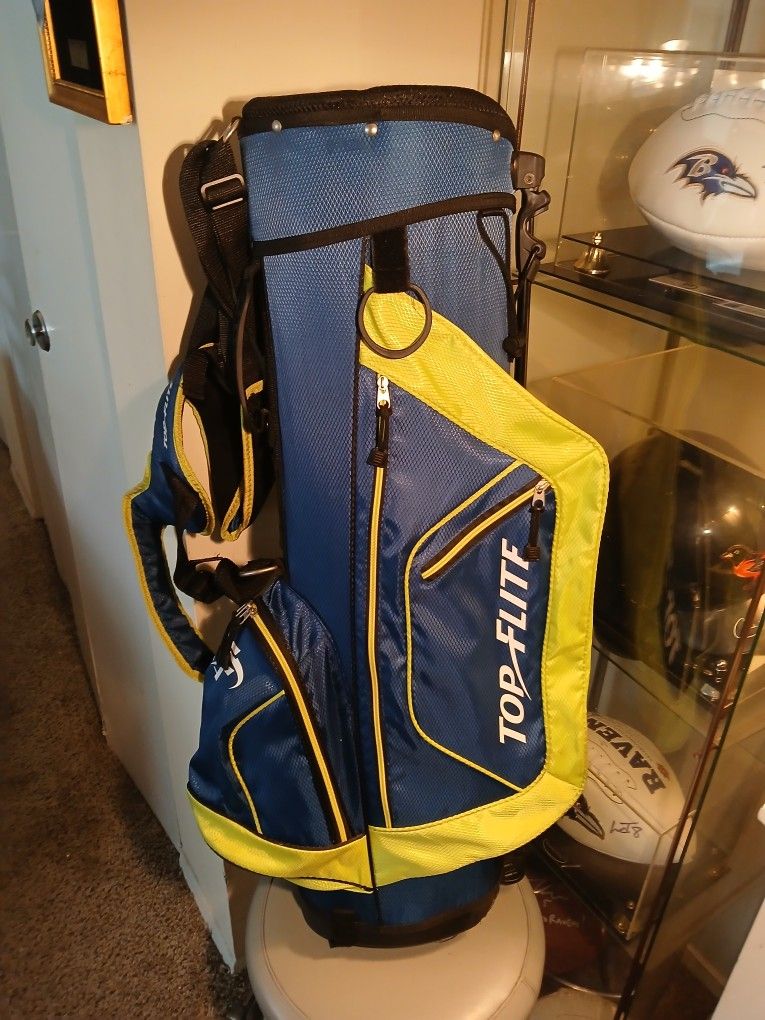 
Top Flite Golf Bag Built In Stand Great Condition 

The Top Flite Golf Bag is a sturdy and spacious option for male golfers looking to carry their cl