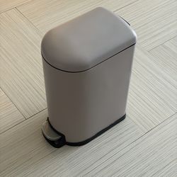 Garbage Can w/ Step Pedal