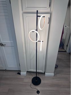 Adjustable 3-Ring LED Floor Lamp – Modern Black