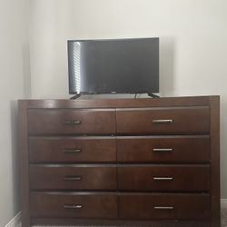 Solid Wood 8-Drawer Dresser + 32” Toshiba TV Bundle