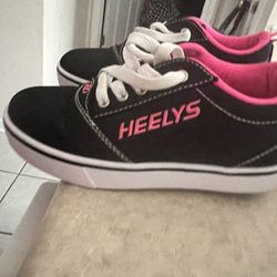 Heelys Like New Size 4 Big Kids