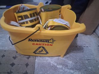 Bonita cubeta para lavar mop mapeador no incluido..y se vende separado lo que esta adentro de ella es para jalar cosas pesadas como para troquer